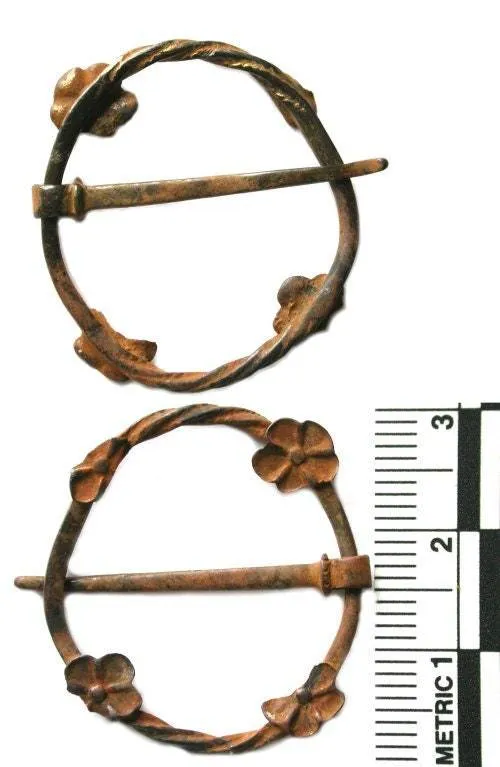 4 Flowers medieval brooch (set of 2)