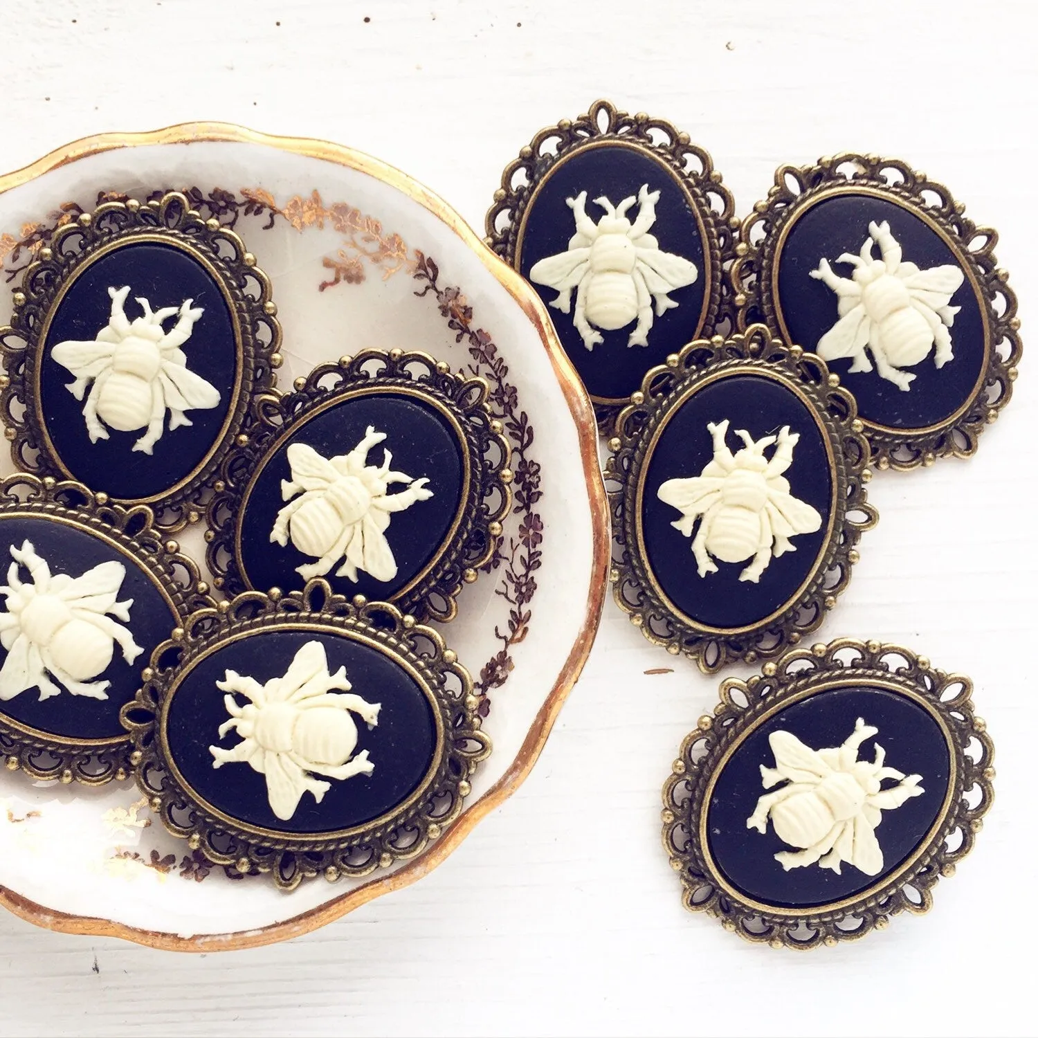 Bee Cameo Brooch Medium Size in Bronze