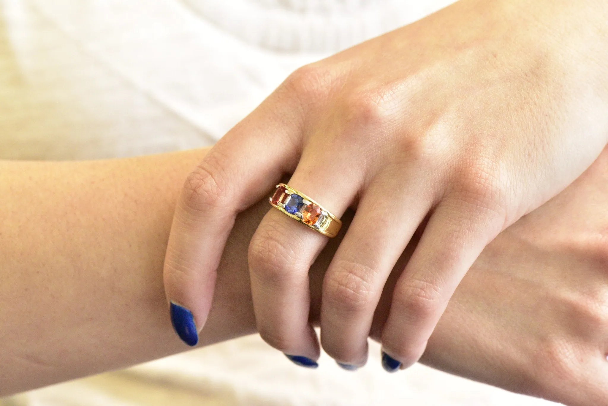 Contemporary 1.80 CTW Tri-Color Sapphire Diamond 18 Karat Gold Unisex Ring