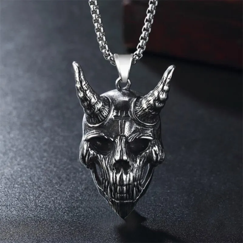 Men's Retro Punk Gothic Cape Skull Pendant Necklace Suitable for Cool Men's Rock Party Locomotive Jewelry