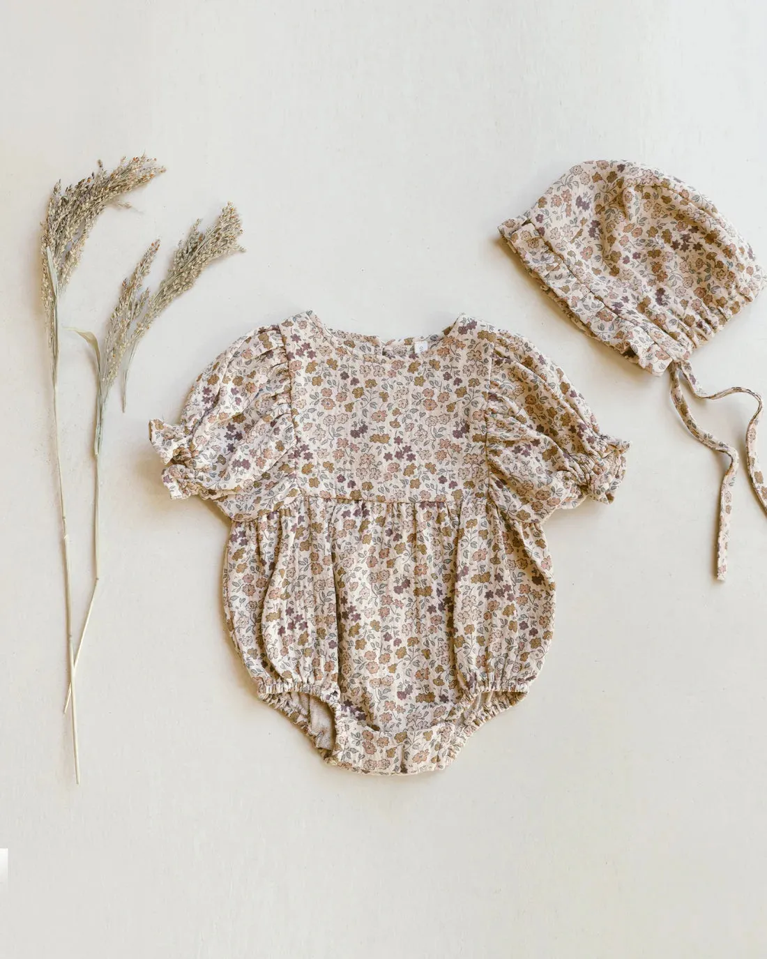 QUINCY MAE Organic Woven Ruffle Bonnet || Posy