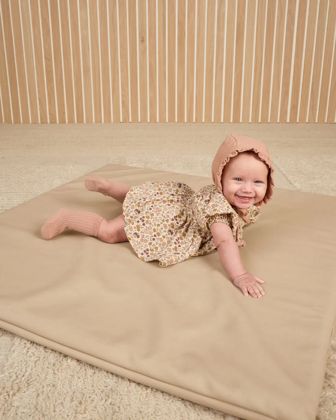 QUINCY MAE Organic Woven Ruffle Bonnet || Rose