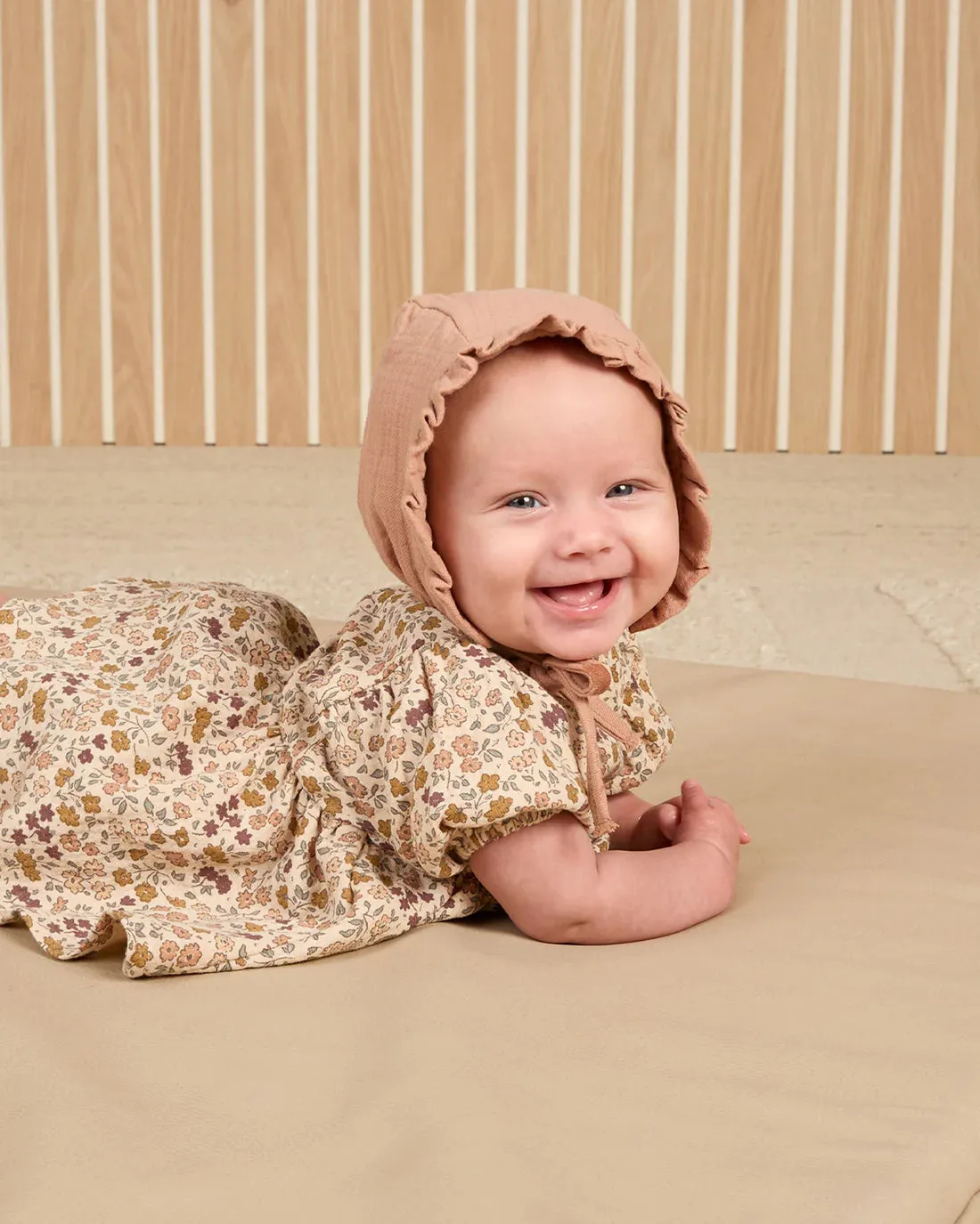 QUINCY MAE Organic Woven Ruffle Bonnet || Rose