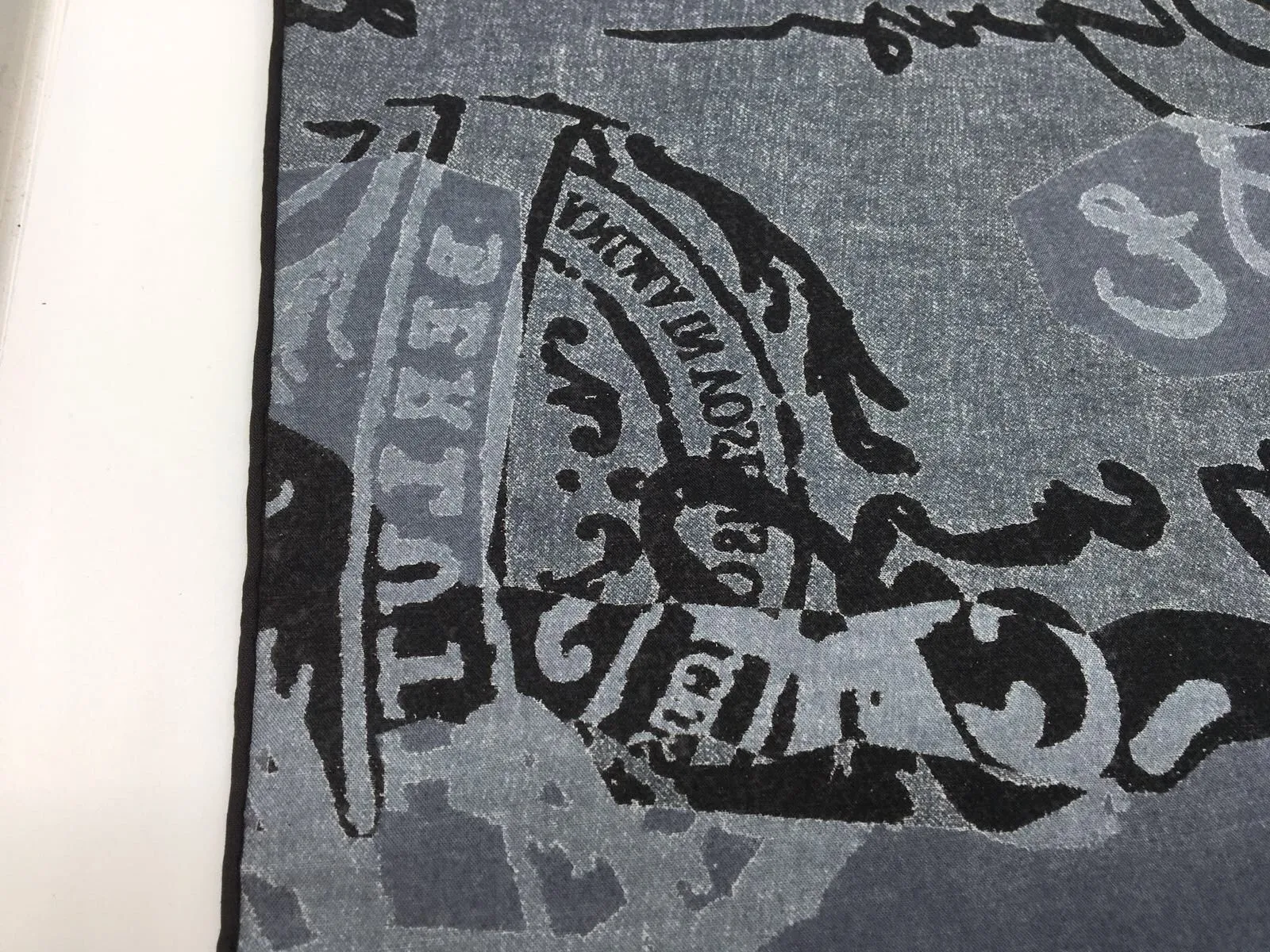 Scritto Hankerchief