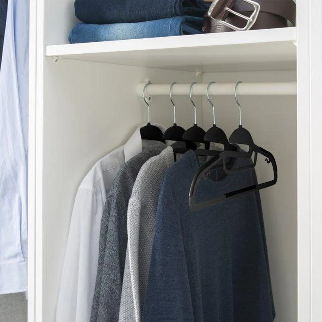 Simplify 8 Pack S-Shape Non Slip Plastic Shirt Hanger with Tie Bar in Black