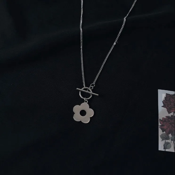 SISSLIA Fashion Gold Plating Stainless Steel Flower Pendant Necklace Custom Hollow Necklace For Women