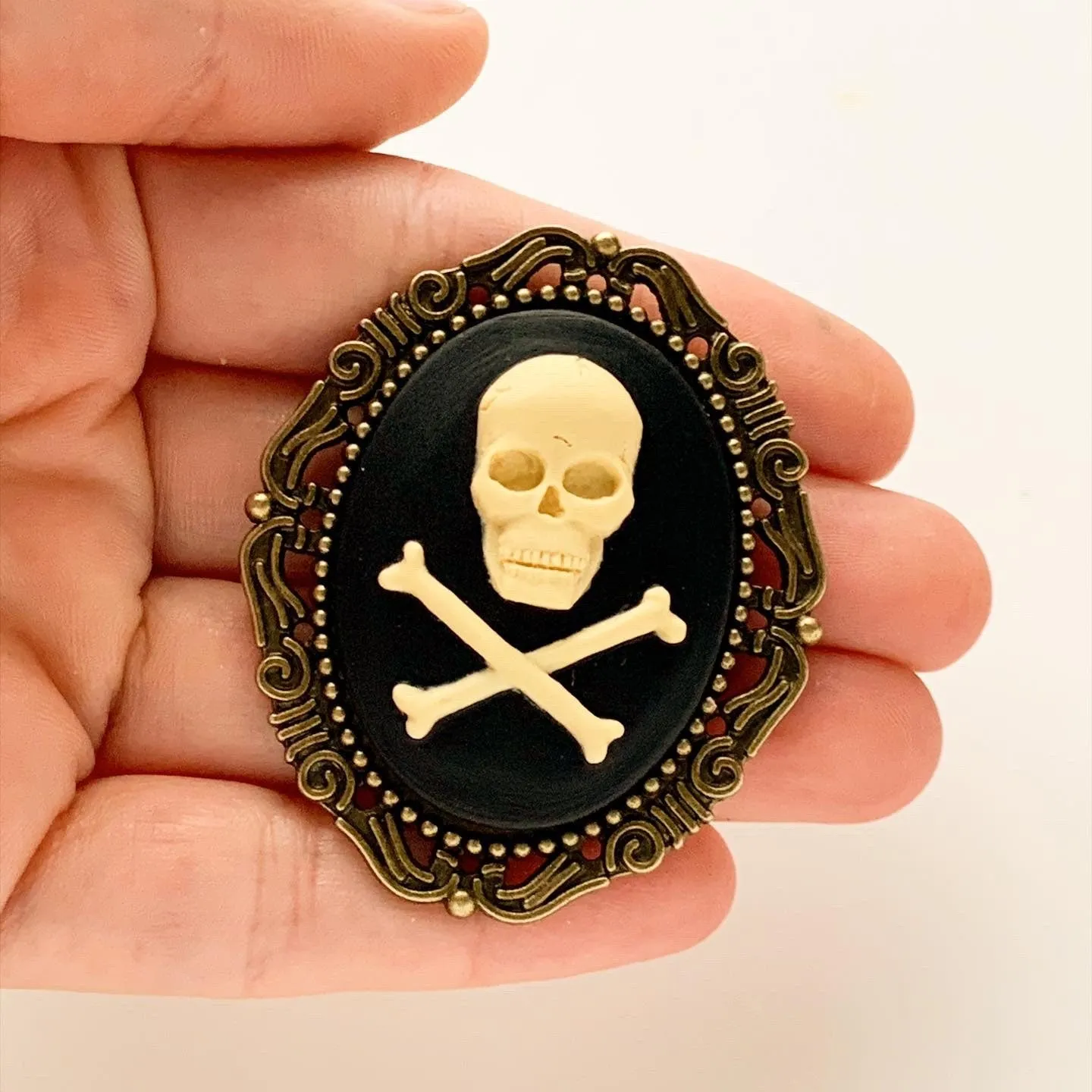 Skull and Crossbones Cameo Brooch - Bronze / Large Size