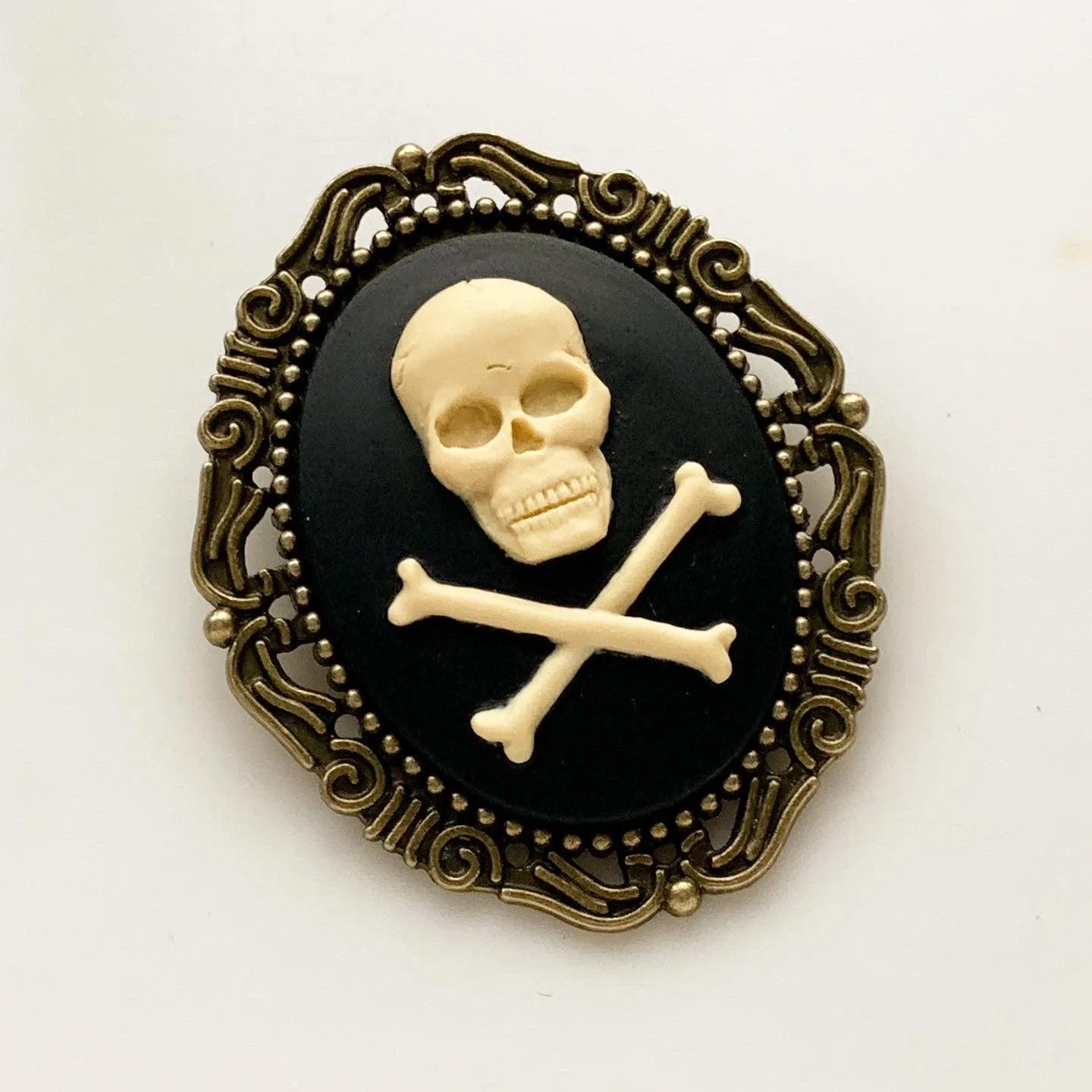 Skull and Crossbones Cameo Brooch - Bronze / Large Size